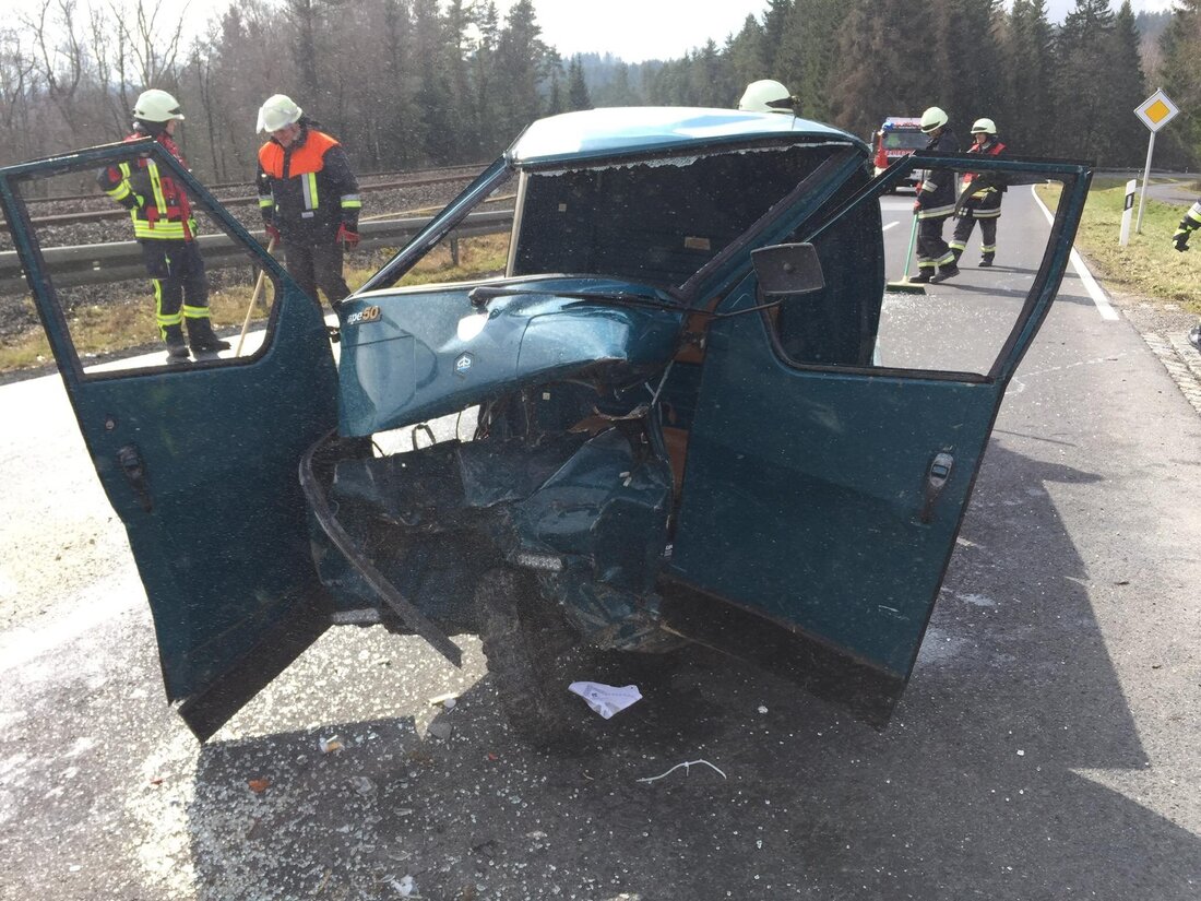 Neusorg. Schwer verletzt kommt ein junger Mann (16) nach einem Unfall ins Krankenhaus. Ein Auto ist frontal in seine Ape gekracht.  Laut Polizeiangaben war der 16-Jährige Samstagvormittag mit seiner Ape [&hellip;]