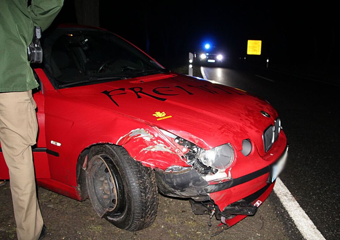 Neustadt/Kulm. Ein Autofahrer (19) ist auf der Staatssstraße 2168 kurz vor Neustadt am Kulm in einen Baum gekracht.  Der Eschenbacher war gegen 0.45 Uhr auf der Staatssstraße von Kemnath in [&hellip;]