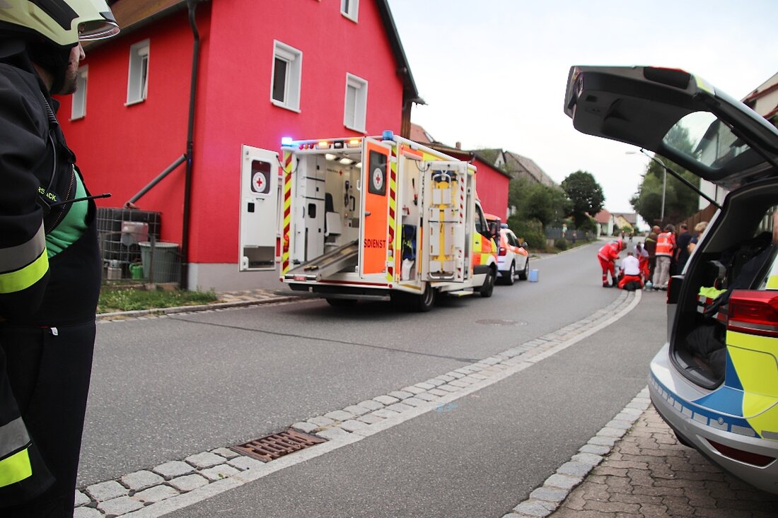 Oberbibrach. Eine Motorradfahrerin (16) kommt mit ihrer Maschine ins Schlittern. Eine Hauswand bremst die junge Frau.  Die Fahrerin war mit ihrer 125er Yamaha von Vorbach in Richtung Speinshart unterwegs. In [&hellip;]