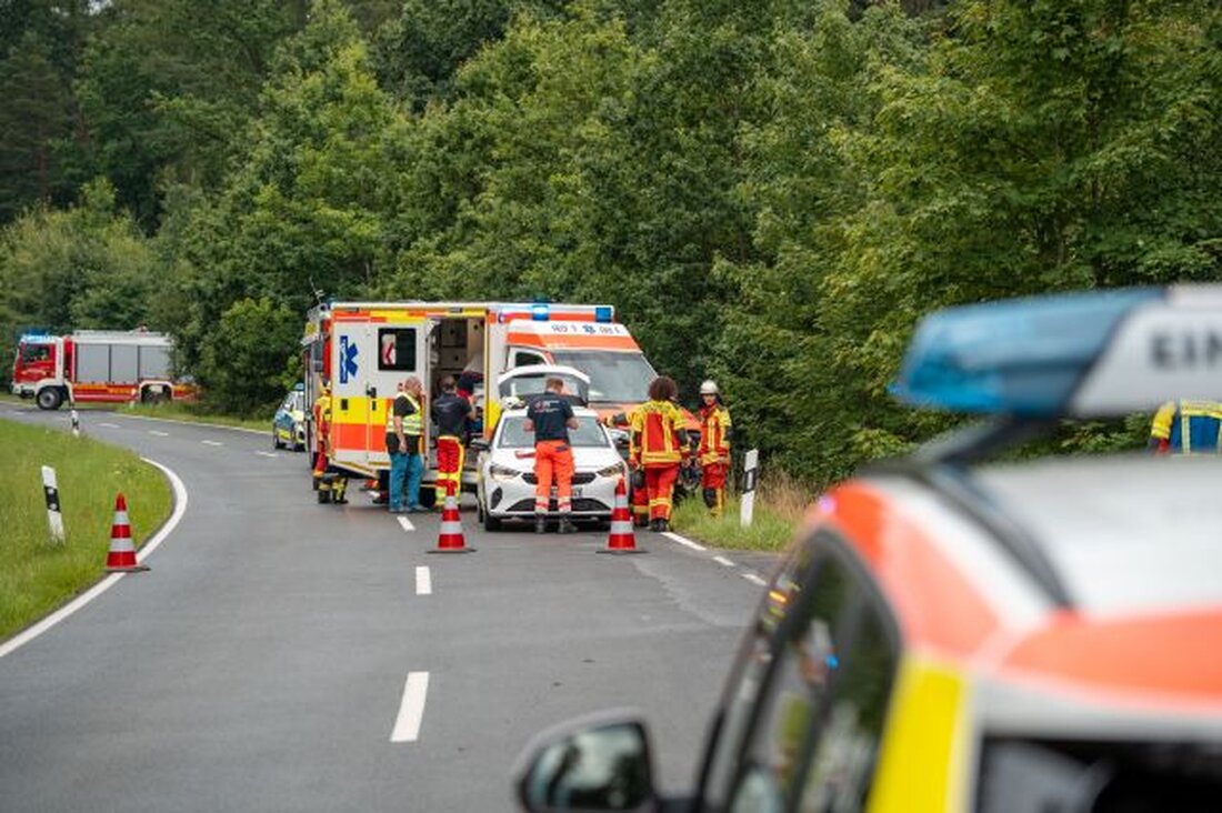 Parkstein. Ein Auto mit Mutter und Kleinkind kam von der Straße ab und landete im Gebüsch, beide blieben unverletzt. Ursache des Unfalls auf der Weidener Straße am 05. August 2025 ist unklar.