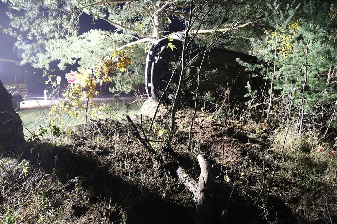 Parkstein/Hütten. Ein Auto schleudert von der Straße, rammt mehrere Bäume. Zum Glück entdecken andere Autofahrer den Wagen.  Durch Lichtzeichen macht die Weidenerin (37) im Auto auf sich aufmerksam. Erst dann [&hellip;]