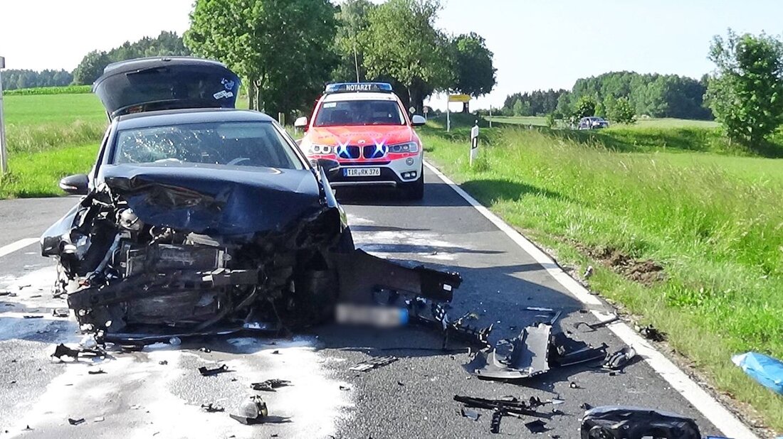 Kirchenthumbach/Sassenreuth. Zwei Autos sind im Kreuzungsbereich der Ausfahrt Sassenreuth und der Staatsstraße 2120 frontal zusammengekracht. Drei Verletzte mussten ins Krankenhaus, ein vierter wurde ambulant versorgt.  Es krachte am Dienstagnachmittag kurz [&hellip;]