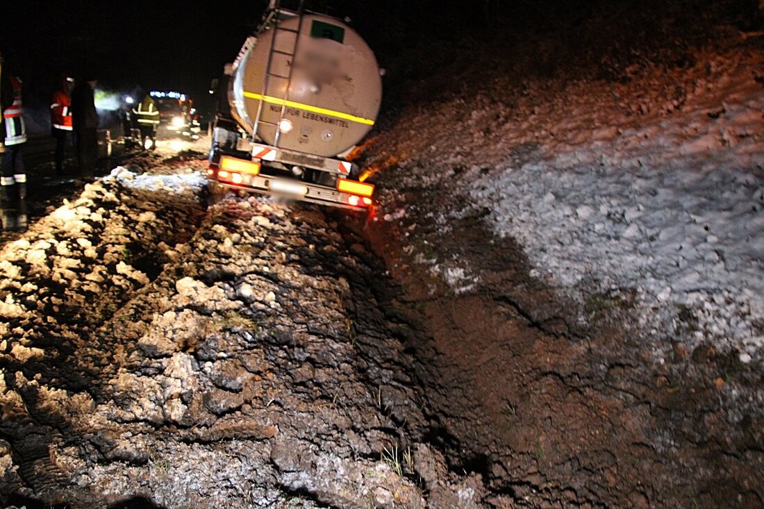 Kohlberg. Auf schneebedeckter Straße ist ein Lkw-Fahrer samt Auflieger von der Straße abgekommen.  Der tschechische Lkw-Fahrer war auf der Staatsstraße 2238 von Etzenricht in Richtung Hirschau unterwegs. Auf der schneebedeckten [&hellip;]