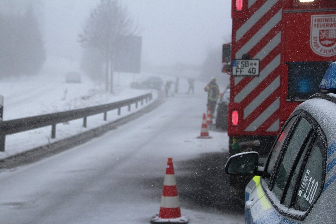Nordoberpfalz. Schneefall über den ganzen Tag verteilt hat die Nordoberpfalz mit einer Schneeschicht überzogen – leider aber auch die Straßen. Im Laufe des Tages sind deshalb auch eine ganze Reihe [&hellip;]