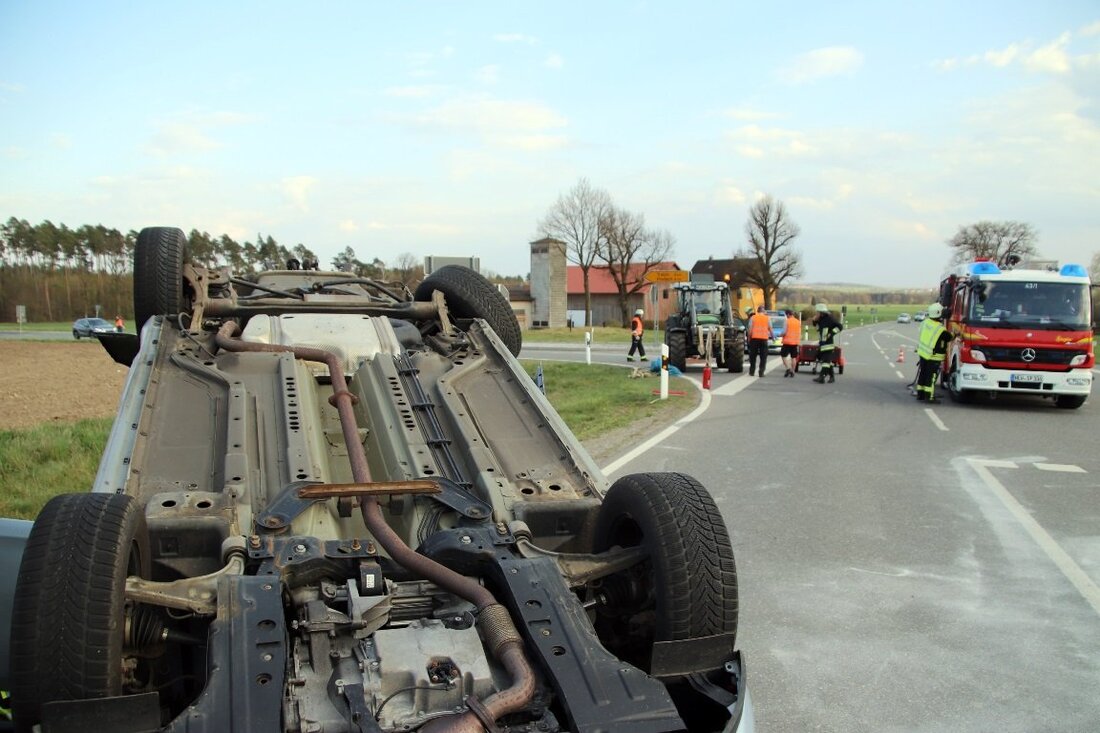 Speinshart. Zwei Autos und ein Traktor waren bei einem Unfall auf der Kreisstraße bei Speinshart beteiligt.  Ein Autofahrer (23) aus Vorbach war zusammen mit seiner Schwester (16) auf der Kreisstraße [&hellip;]