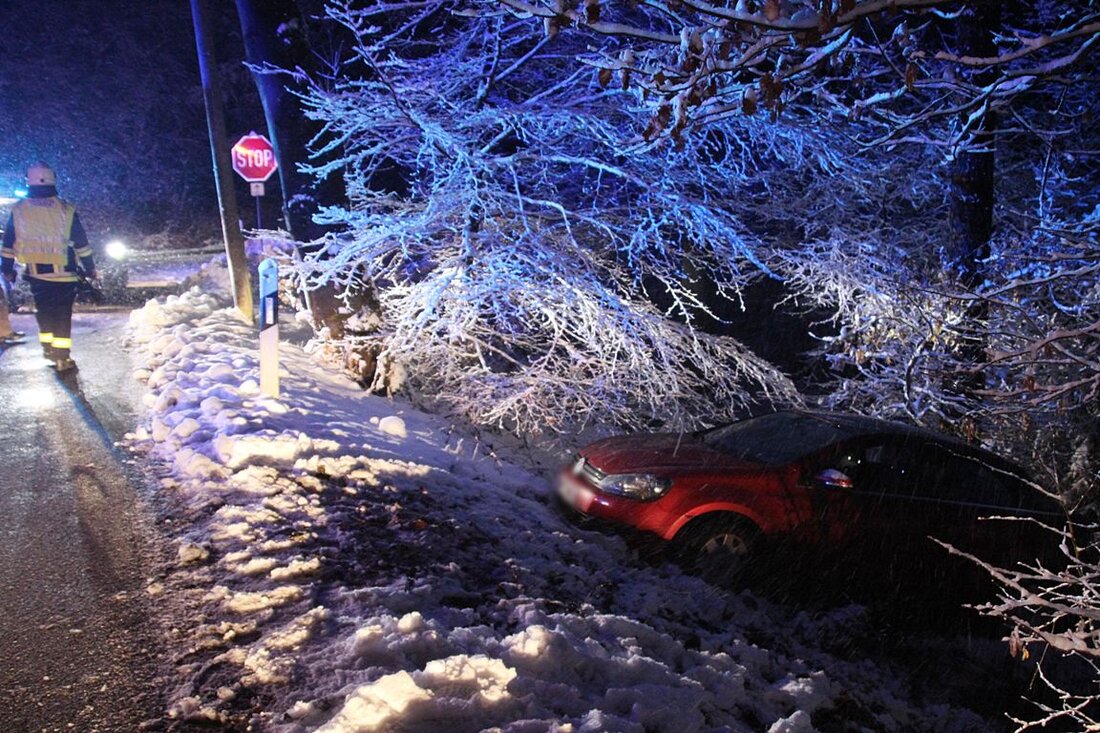 Speinshart. Das Wendemanöver einer Speinsharterin ist bei dem Schneetreiben gehörig schief gelaufen.  Gegen 17.20 Uhr rutschte die Frau auf der Staatsstraße 2168 zwischen Speinshart und Neustadt/Kulm in den Straßengraben. An [&hellip;]