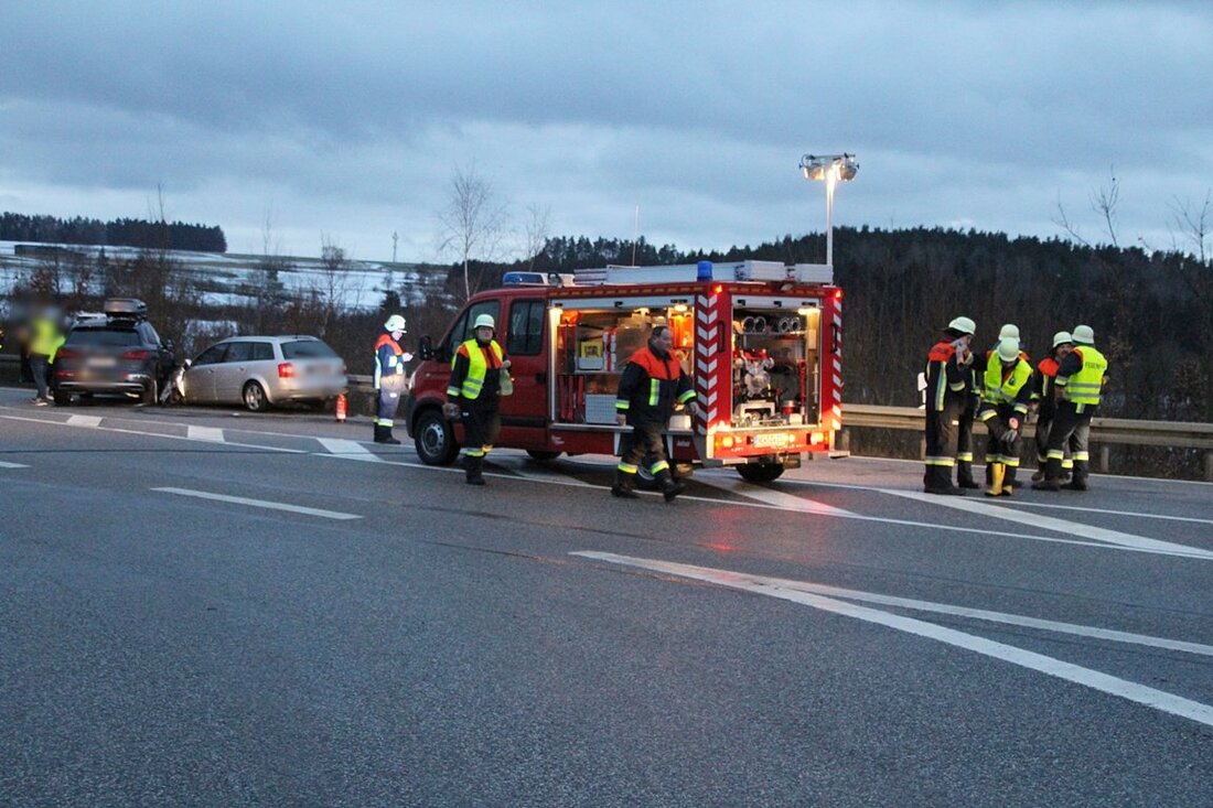 Pressath. Ein Verletzter und viel Blechschaden ist die Bilanz eines Autounfalls bei Zintlhammer.  Es krachte am Dienstagnachmittag gegen 17.00 Uhr an der St 2665 bei Zintlhammer und der Kreuzung zur [&hellip;]