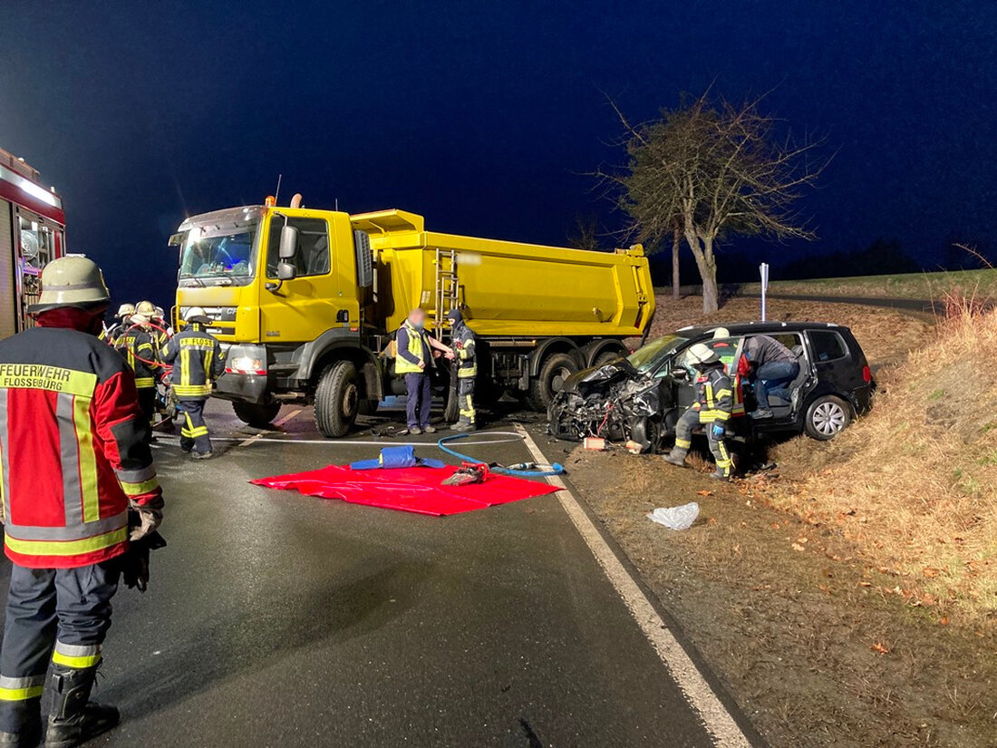 Floß. Eine schwerverletzte Autofahrerin und jede Menge Blechschaden sind die Bilanz eines Unfalls auf der Staatsstraße.  Wie die Polizei mitteilt, war ein Lkw-Fahrer (63) von Floß aus zu einer Baustelle [&hellip;]