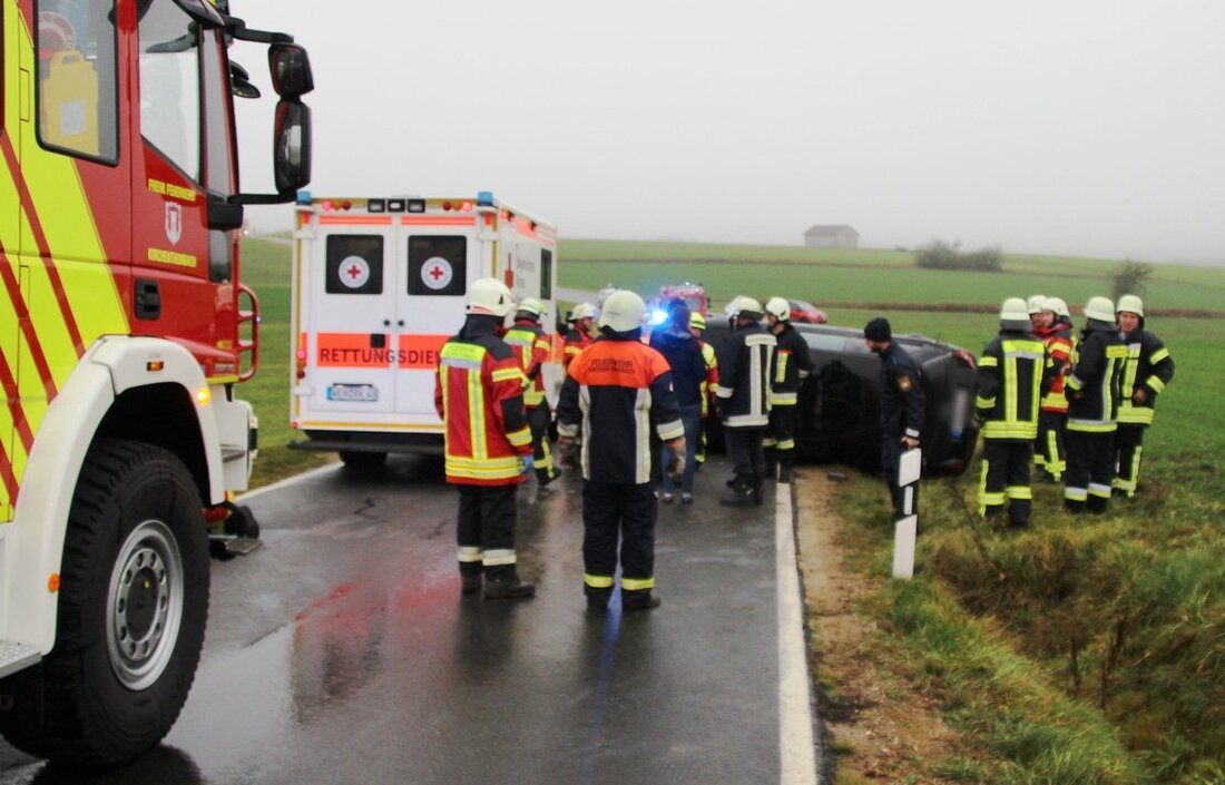 Kirchenthumbach/Schlammersdorf. Nach einem schweren Unfall auf der NEW47 retteten Einsatzkräfte der Feuerwehr einen Kameraden aus seinem Wagen. Das Auto hatte sich überschlagen.  Zum Unfall kam es gegen 9.45 Uhr am [&hellip;]
