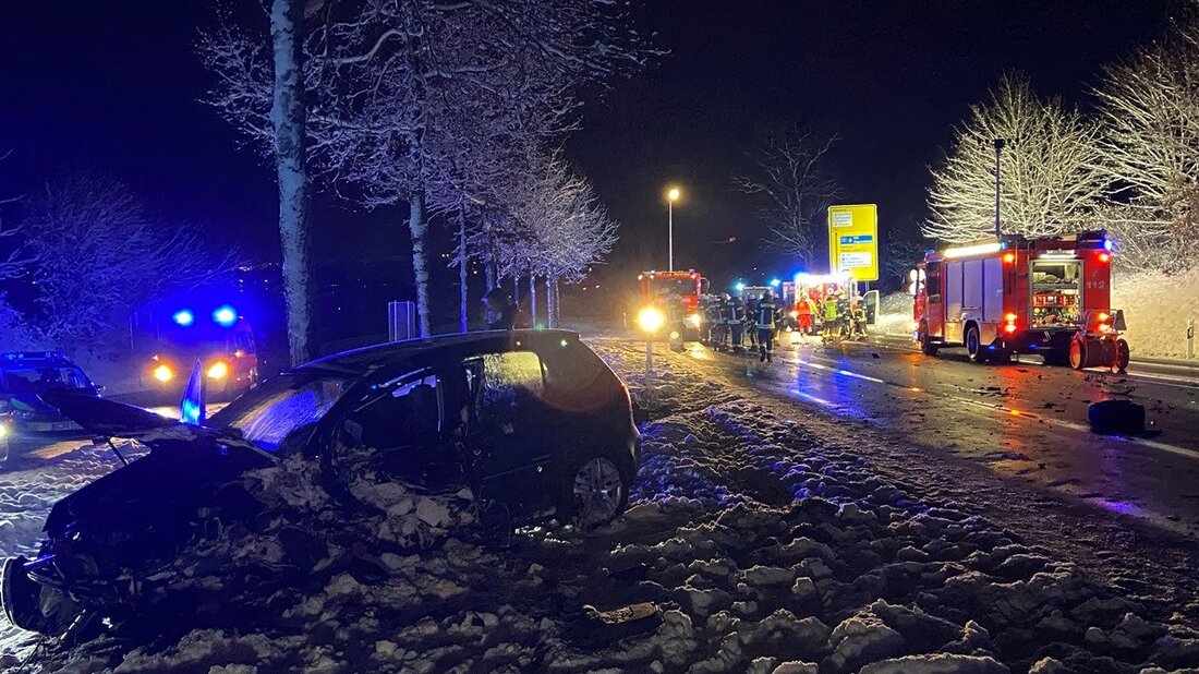Weiden. Auf der B22 Höhe Butterhof sind zwei Autos frontal zusammengekracht. Ein Autofahrer (18) erliegt seinen schweren Verletzungen.  Wie die Polizei mitteilt, ist bei der Einsatzzentrale der Polizei Regensburg der [&hellip;]