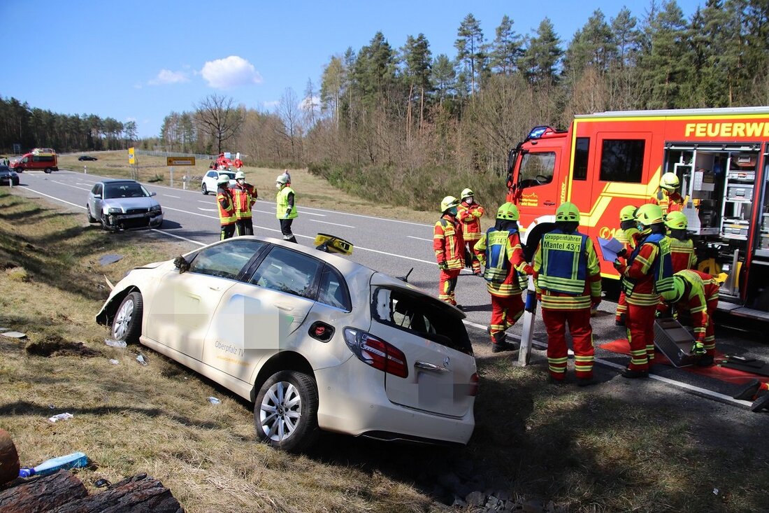 Weiherhammer. Schwerer Unfall bei Weiherhammer: Zwei Menschen müssen ins Krankenhaus.  Gegen 12 Uhr am Karfreitag heulen in Weiherhammer die Sirenen auf: Feuerwehreinsatzkräfte aus Weiherhammer, Mantel und Kaltenbrunn rücken zur Kreuzung [&hellip;]