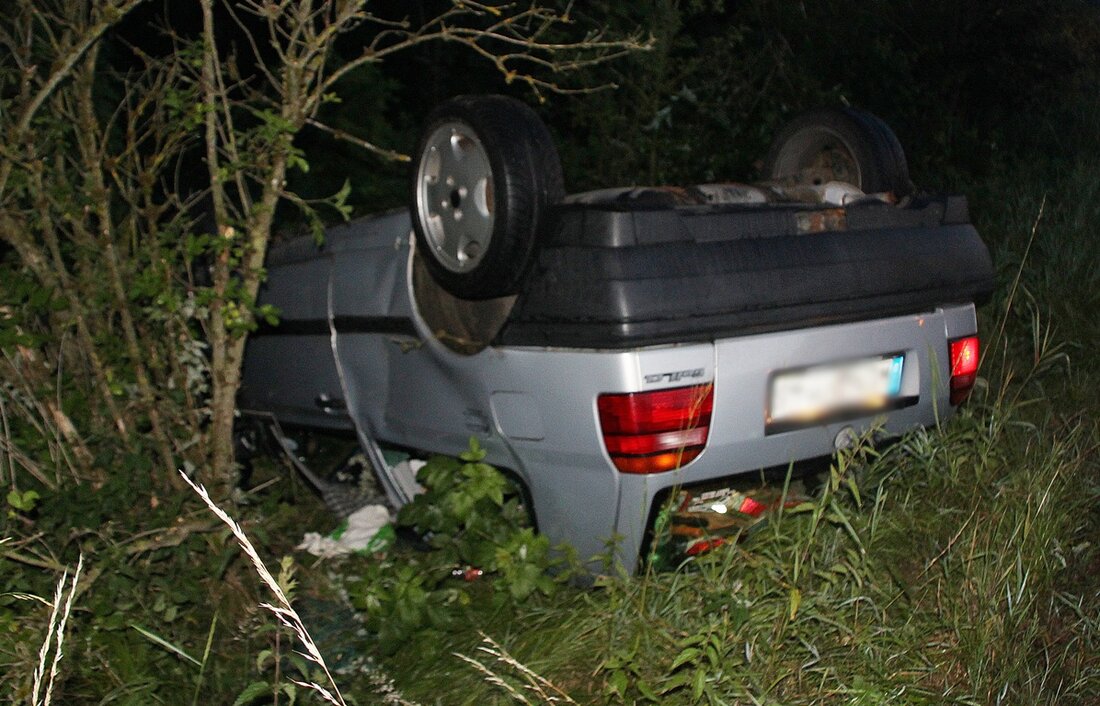 Weiherhammer. Auf der Ortsverbindungsstraße von Weiherhammer und Trippach flog ein Autofahrer (49) mit seinem VW Golf aus der Kurve und überschlug sich. Das Auto ist nur noch Schrott wert.  Die [&hellip;]