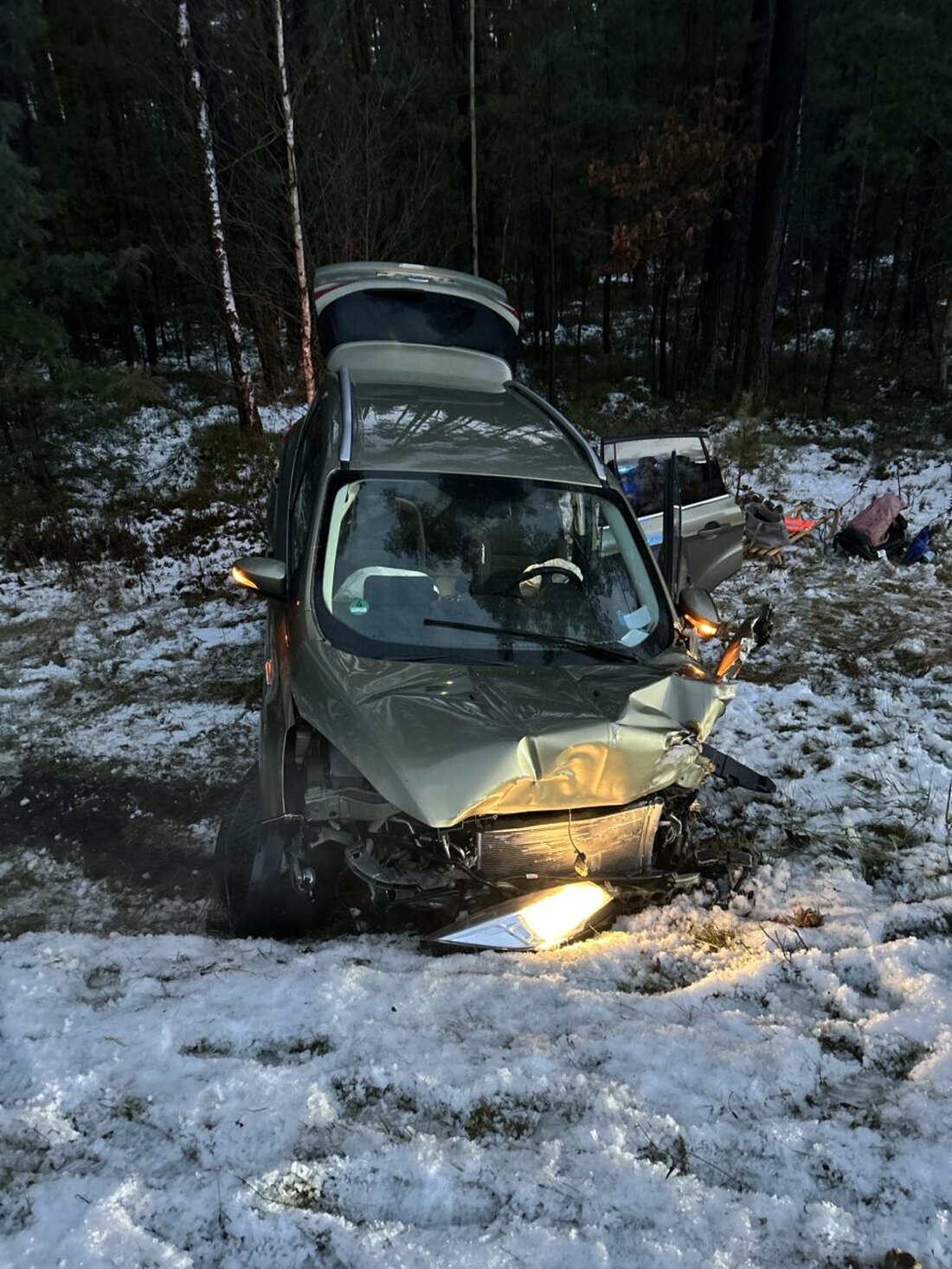 Wernberg-Köblitz. Ein Unfall ereignete sich am späten Montagnachmittag auf der B14, der glücklicherweise ohne Verletzungen endete. Eine Autofahrerin (40) aus dem Landkreis Amberg-Sulzbach verlor aus noch ungeklärter Ursache die Kontrolle über ihr Fahrzeug. Der Wagen kam von der Straße ab und stieß nahezu ungebremst gegen einen Baum. Im Auto saßen neben der Fahrerin drei weitere Personen.