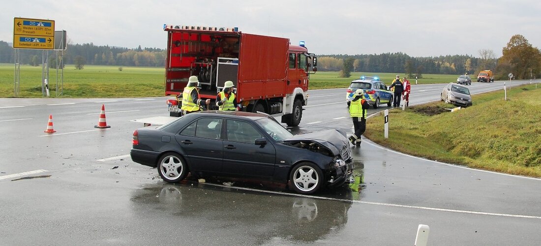 Pressath/Grub. Unfall auf der B470 an der Zufahrt Grub: Ein Mercedes krachte in die Seite eines Golfs.  Zum Unfall kam es gegen 13:15 Uhr: Ein Mercedesfahrer (54) wollte von Bärnwinkel [&hellip;]