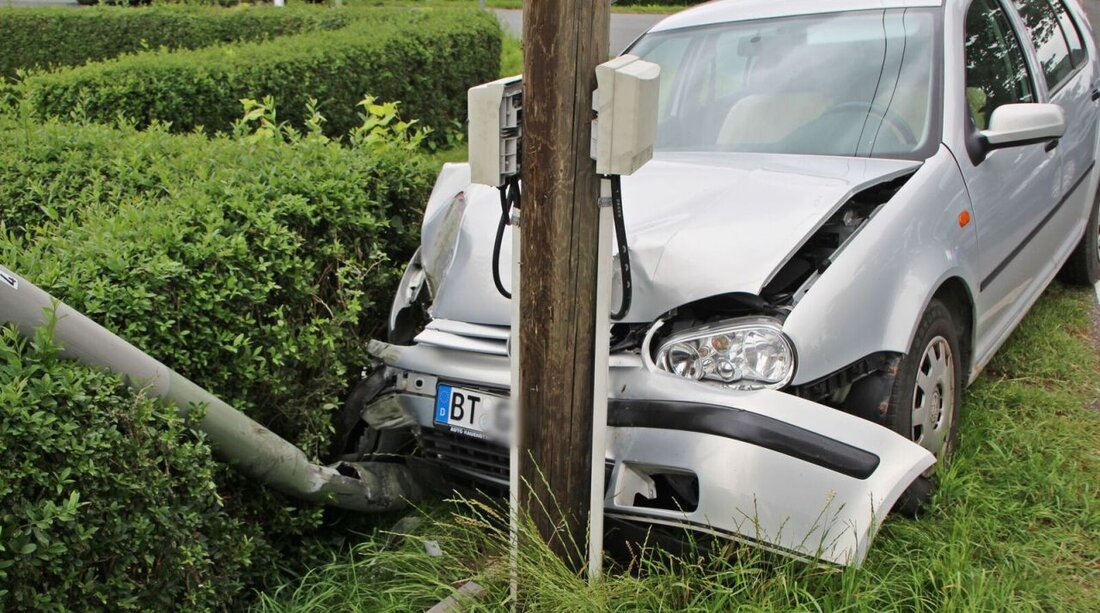 Moos/Schlammersdorf. Das ist bereits der dritte Unfall innerhalb von vier Stunden. Heute Morgen hat es schon auf der B 470 und zwischen Mantel und Hütten einen schweren Unfall gegeben. Dabei [&hellip;]