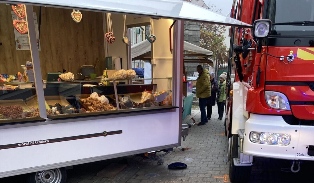 Neustadt/WN. Auf dem Stadtplatz in Neustadt ist es am Sonntagnachmittag zu einem Unfall gekommen. Ein Feuerwehrauto fuhr in einen Süßwarenstand. Das Fahrzeug kollidierte mit dem ausgeklappten Dach des Marktstandes und verschob diesen.16 Menschen gingen zu Boden, acht wurden verletzt.