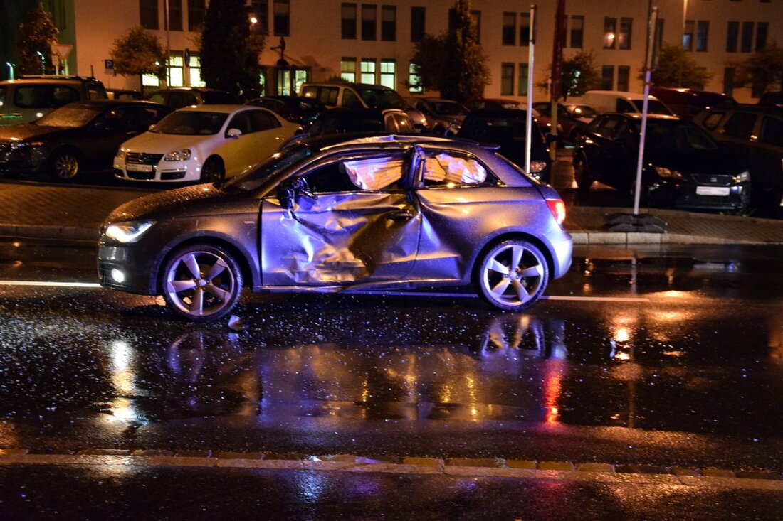 Weiden. Bei einem Unfall am Samstag wurde eine junge Autofahrerin (19) leicht verletzt. Die Jugendliche übersah einen Traktor im Kreisverkehr und prallte in das landwirtschaftliche Gefährt.  Gegen 22:05 Uhr fuhr die [&hellip;]