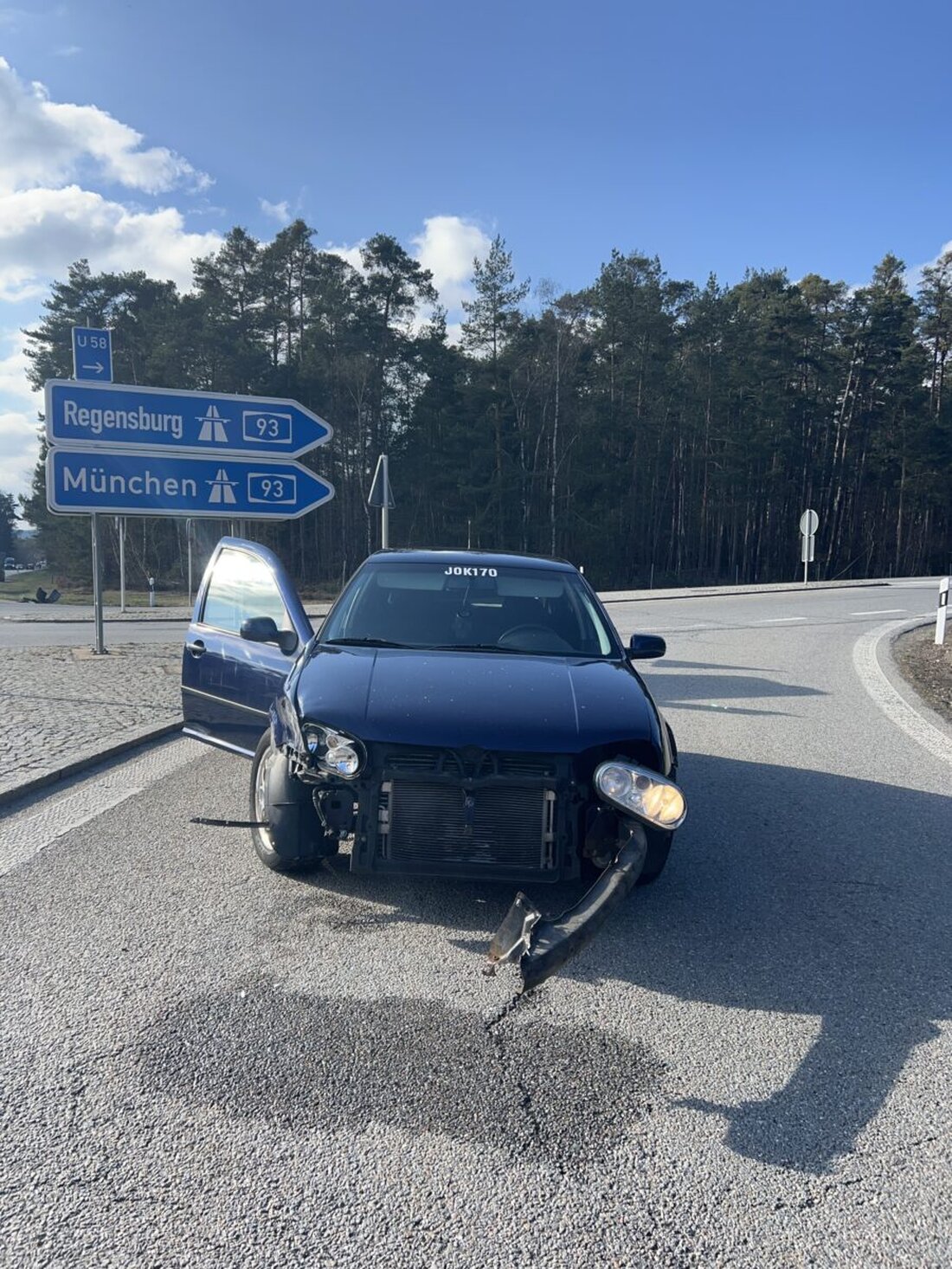 Schwandorf. Ein Unfall bei der Autobahnauffahrt Schwandorf Süd verursachte rund 30.000 € Sachschaden. Der Unfallverursacher fuhr ohne gültige Fahrerlaubnis; beide Autos mussten abgeschleppt werden.