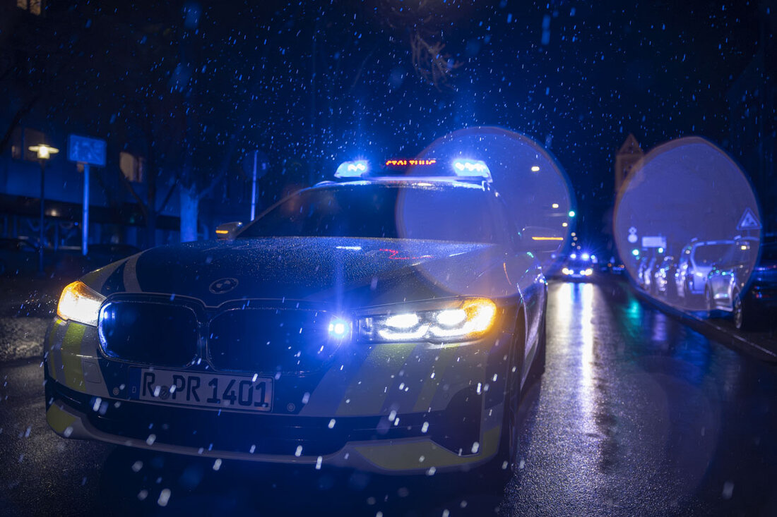 Weiden. Ein Autofahrer rutschte beim Ausparken vom Bremspedal und gab Gas. Er prallte gegen ein Gebäude und es entstand ein Sachschaden.