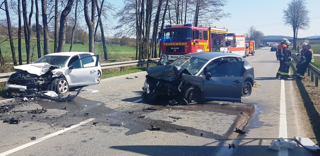 Erbendorf/Altenstadt/WN. Beim Überholen auf der B22 ist ein Auto in den Gegenverkehr gekracht. Zwei Schwerverletzte kamen ins Krankenhaus.  Eine Autofahrerin (20) aus dem Raum Bayreuth überholte auf der B22 auf [&hellip;]