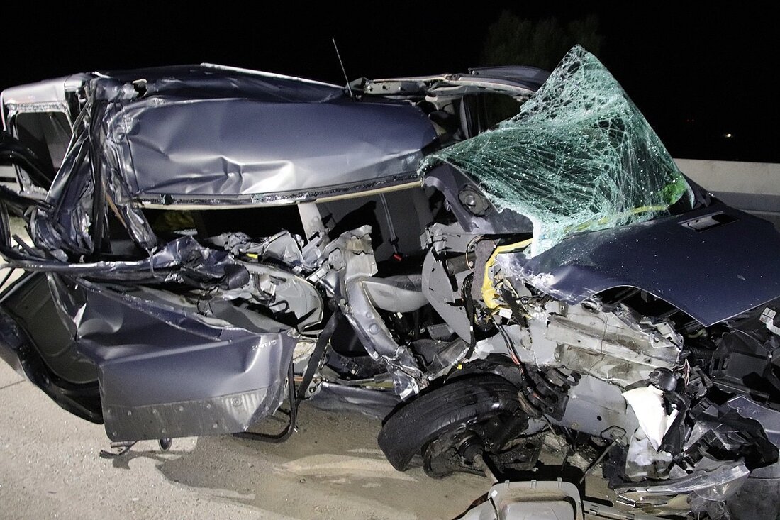 Weiden/Pirk. Schwerer Unfall auf der A93: Sechs Menschen sitzen in dem Wagen, als der Opel in das Heck eines Lkws kracht.  Trümmer und Klamotten liegen auf rund 100 Metern verteilt [&hellip;]