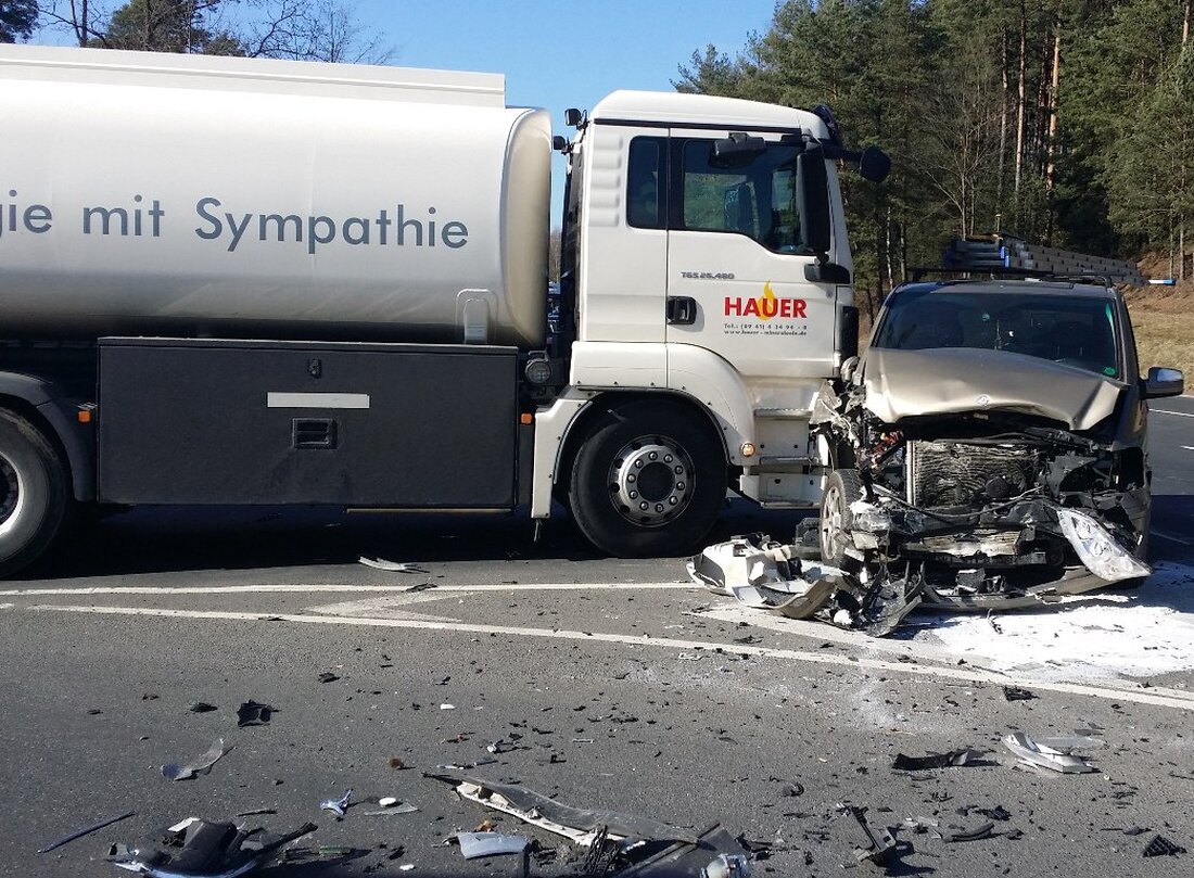 Weiden. Auf der B470 hat es gekracht. Der Fahrer eines Audis hat den entgegenkommenden Van beim abbiegen übersehen. Drei Personen wurden bei dem Zusammenstoß verletzt.  Am frühen Montagnachmittag kam es [&hellip;]