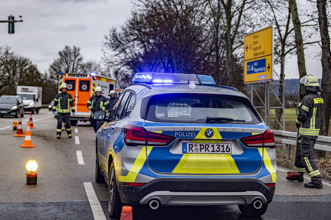 Nittenau. Bei einem Frontalzusammenstoß beim Abbiegen wurden am 20. Juli 2025 fünf Personen verletzt und es entstand ein Schaden von ca. 30.000 Euro. Die Staatsstraße 2145 war bis 19.15 Uhr gesperrt, Einsatzkräfte versorgten die Verletzten und sicherten eine Ölspur.