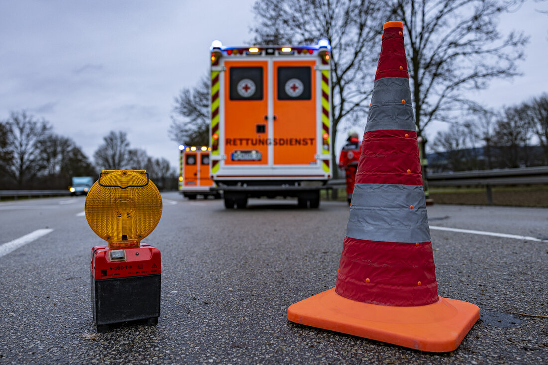 Buch/Parkstein. Auf der Bundesstraße B22 kam es zu einem Unfall, Rettungskräfte sind vor Ort. Die Bundesstraße ist teilweise gesperrt.