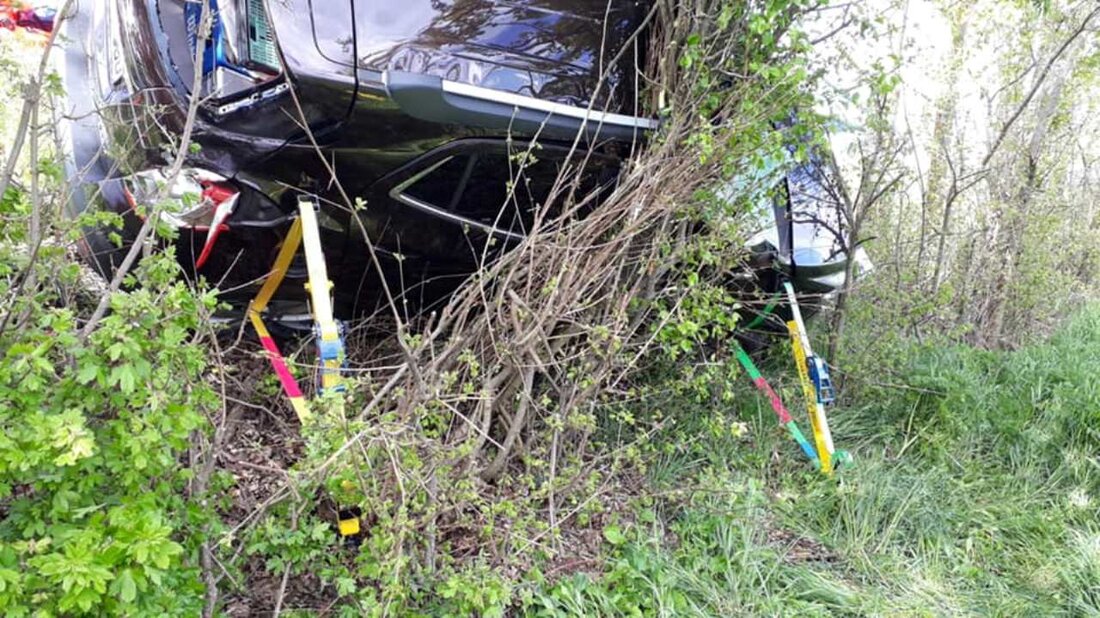 Kohlberg. Nach einer Schleuder- und Rangierpartie zwischen Hirschau und Weiden retten Einsatzkräfte einen Rentner (81) aus einem Fahrzeugwrack. Zum Glück geht die Sache glimpflich aus. 