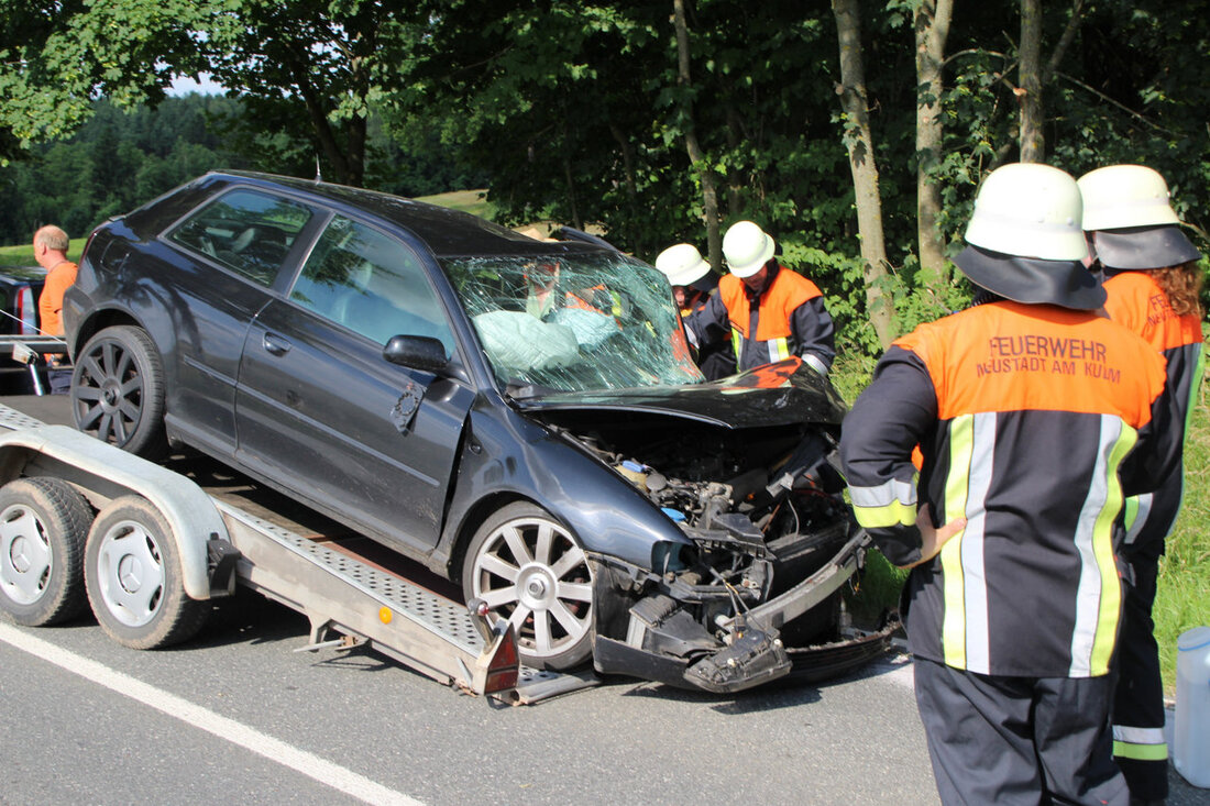 Neustadt/Kulm. Am Samstagnachmittag prallte ein Mann (22) mit seinem Audi A3 auf der Staatsstraße 2168, kurz nach Neustadt am Kulm frontal gegen einen Baum. Nach einem missglückten Überholmanover konnte der junge Fahrer seinen [&hellip;]