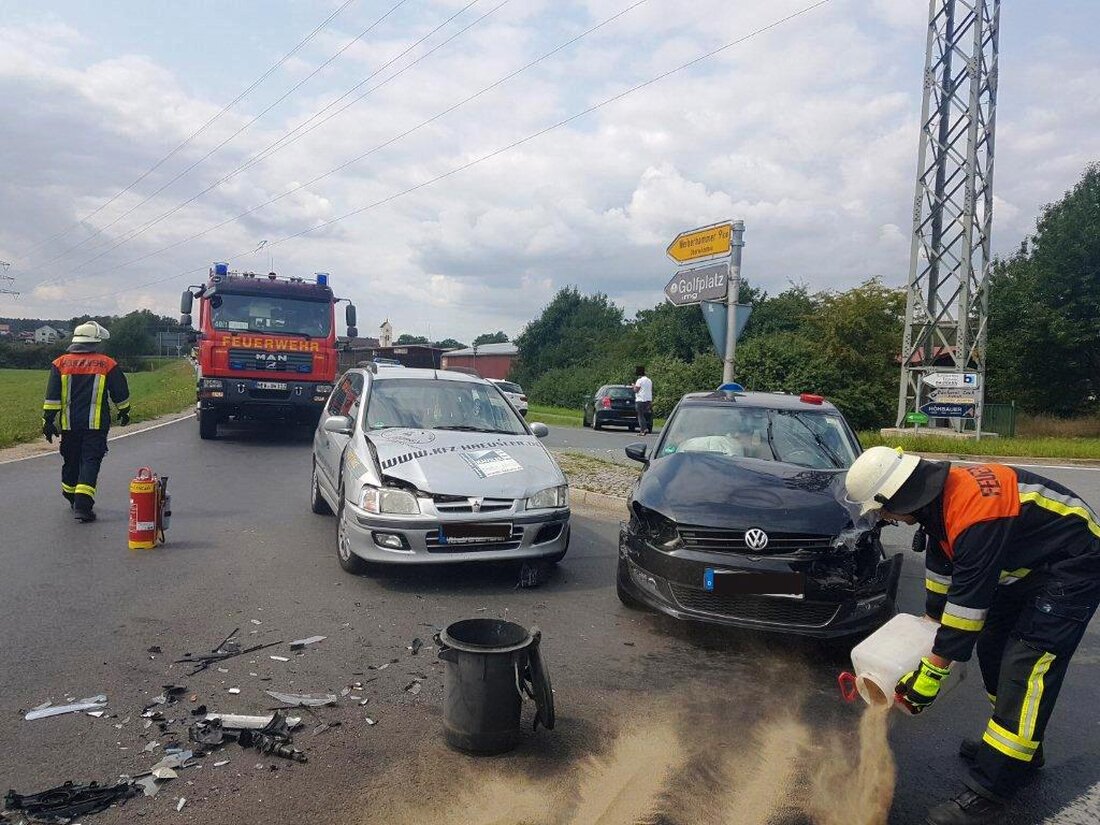 Unterwildenau. Auf der Staatsstraße 2657 bei Unterwildenau sind drei Autos zusammengekracht. Das BRK-Rettungsteam brachte zwei Verletzte ins Krankenhaus.  Der Unfall passierte am Montag gegen 13 Uhr: Zwei Autos sind dabei [&hellip;]