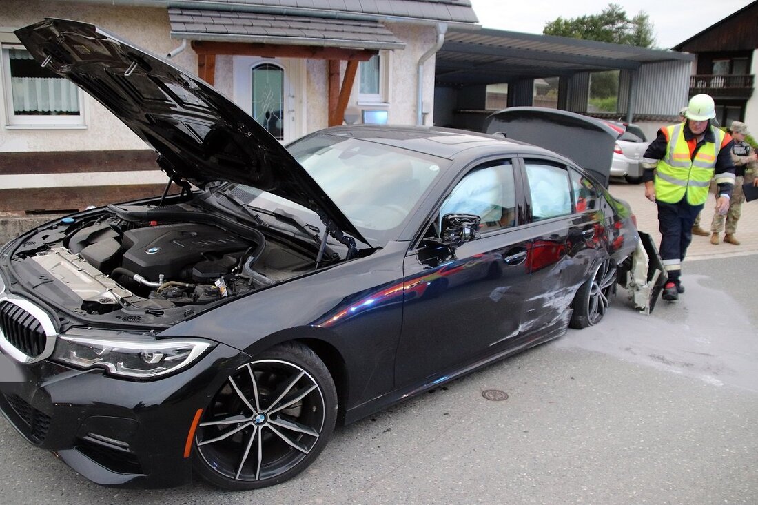 Troschelhammer. Auf der NEW22 hat es gestern gekracht, als ein US Soldat mit seinem Auto von der Fahrbahn abgekommen ist. 