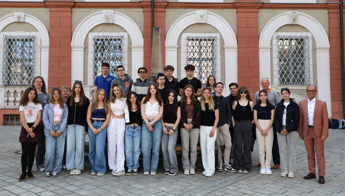 Neustadt. Ungarische Austauschschüler aus Gödöllö wurden am 14. Mai 2025 im Landratsamt von Dr. Alfred Scheidler empfangen. Der Austausch fördert den kulturellen und friedlichen Zusammenhalt in Europa und befasst sich 2025 mit Antisemitismus und Judentum.