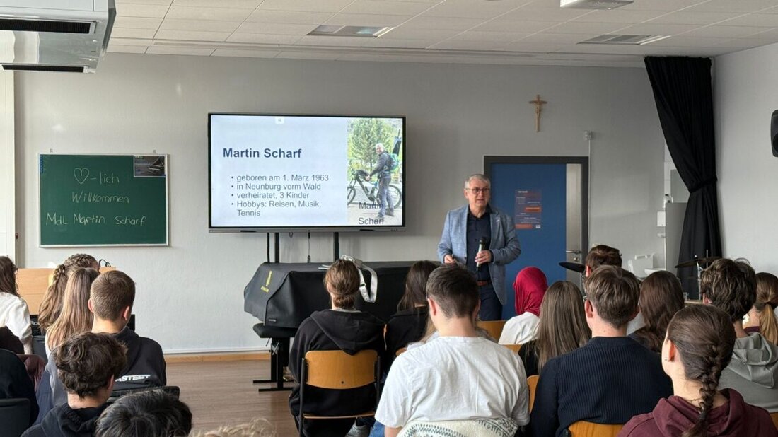 Oberviechtach. MdL Martin Scharf besuchte das Ortenburg-Gymnasium und stellte sich den Fragen der Oberstufe zu Demokratie, Staatsfinanzen und internationaler Politik. Im Fokus: China, EU und der Gazastreifen.