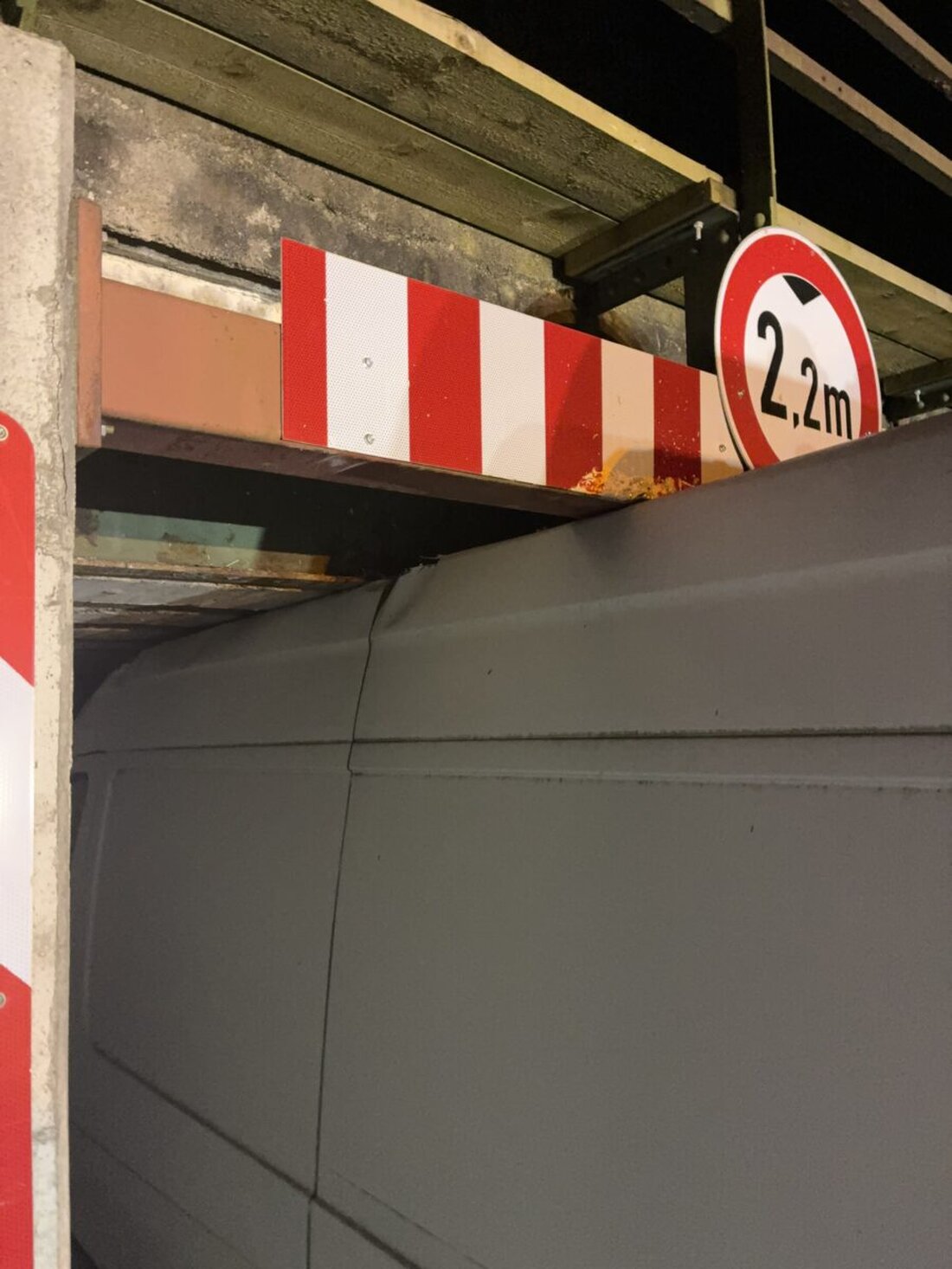 Schwandorf. In der Höflarner Straße blieb am Mittwoch gegen 18.45 Uhr ein Kleintransporter in einer Bahnunterführung stecken. Er musste abgeschleppt werden; der Schaden beträgt 10.000 €, der Zugverkehr lief weiter.