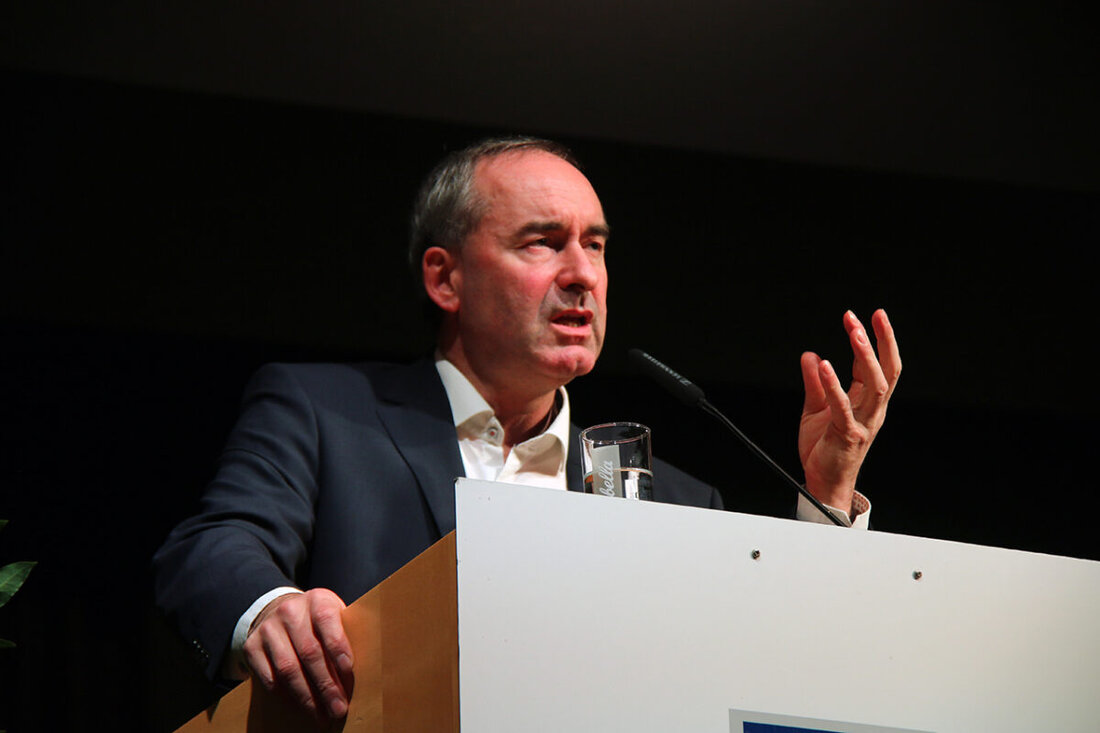 München. Bayerns Wirtschaftsminister ehrt 14 Persönlichkeiten mit der Staatsmedaille. Sie würdigt besondere Verdienste um die bayerische Wirtschaft; aus der Oberpfalz werden Gerhard Gröschl und Gert Wölfel ausgezeichnet.