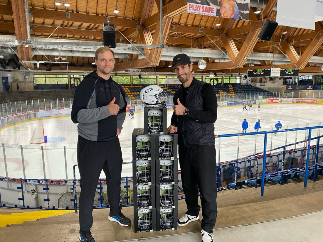 Weiden. Die Young Blue Devils berichten über anhaltend hohen Zulauf in ihrer Laufschule und dem Bambini U7 Team, mit 20 Kindern, die ab August in die U9 aufsteigen. Zur Unterstützung spendeten Alex Robl und lokale Sponsoren neue Eishockeyhelme und Spielfeldabtrennungen.