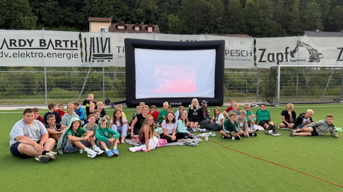Rieden. Ein Wochenende voller Zelte, Sport und Lagerfeuer machte das zwölfte Feriencamp des 1. FC Rieden zum Hit: 35 Kinder ab sechs Jahren erlebten vom 31. Juli bis 2. August Freiluftkino, Badespaß und viel Teamgeist.