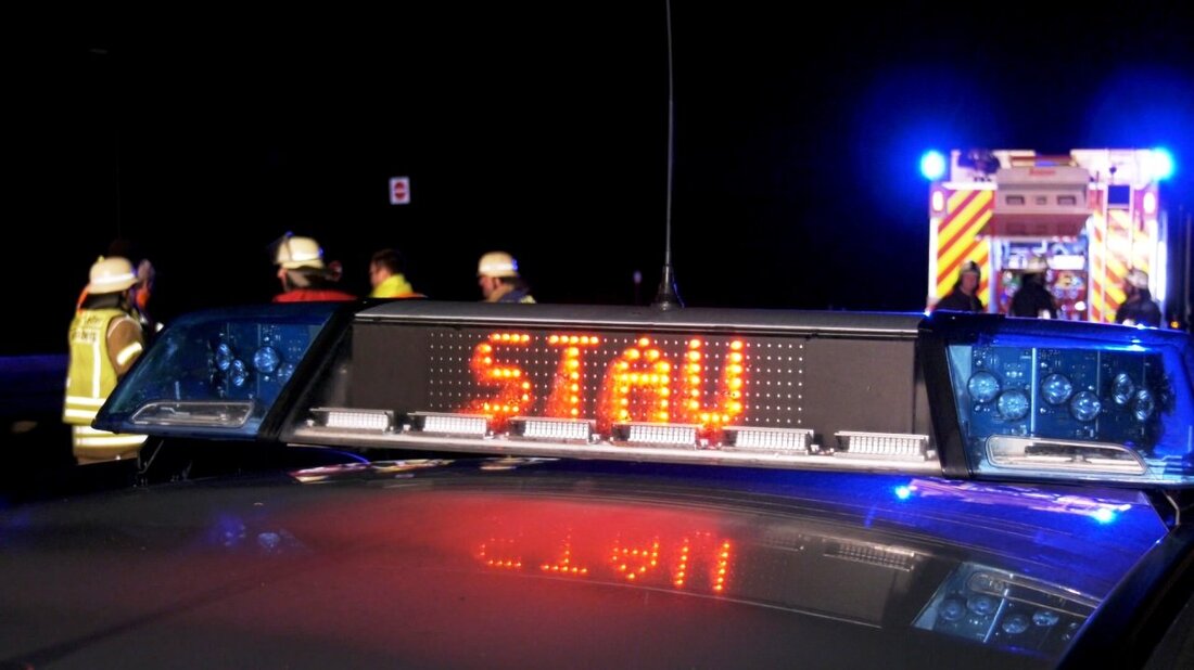 Weiden. Die A93 war heute früh für eine halbe Stunde komplett gesperrt. Der Grund: Ein Autofahrer krachte in einen Lkw.  Heute gegen 06.30 Uhr, befuhr ein Mann (33) mit seinem [&hellip;]