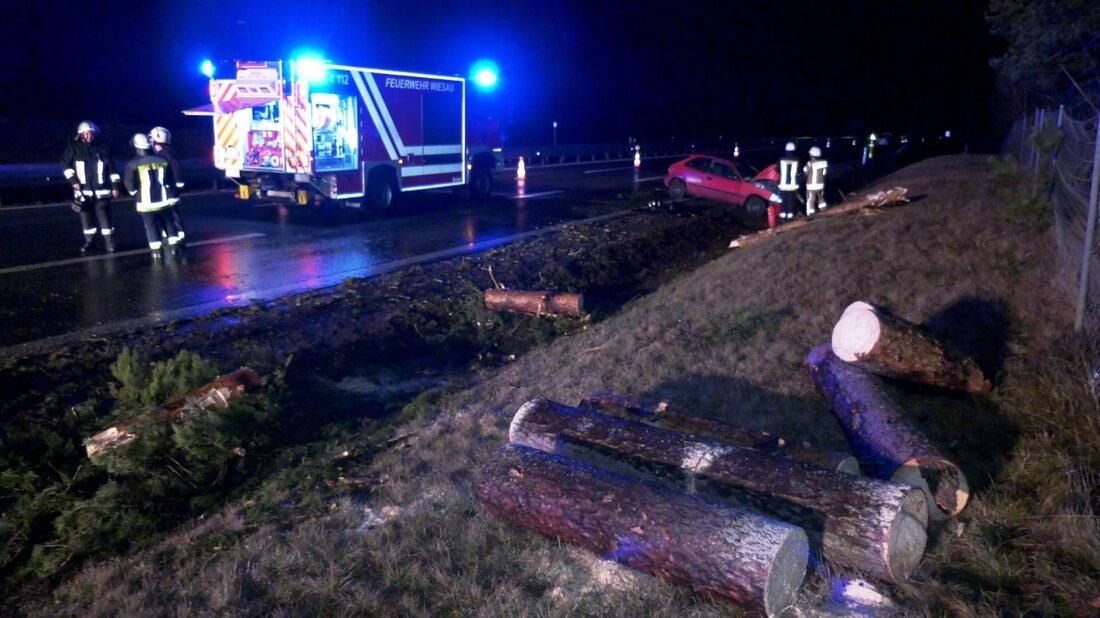 Windischeschenbach/Falkenberg. Ein entwurzelter Baum ist auf die Autobahn gestürzt. Mehrere Autos konnten nicht rechtzeitig ausweichen – die A93 war mehrere Stunden komplett gesperrt.  Chaos am Montagabend auf der A93: Grund [&hellip;]