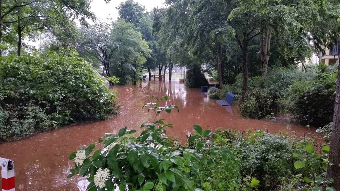 Weiden. Seit Tagen sind die Nachrichten voll von Bildern von Überschwemmungen durch Starkregen und schweren Gewittern. Am Sonntagmorgen stand auch die Unterführung in der Regensburger Straße meterhoch unter Wasser. Auch Bürger [&hellip;]