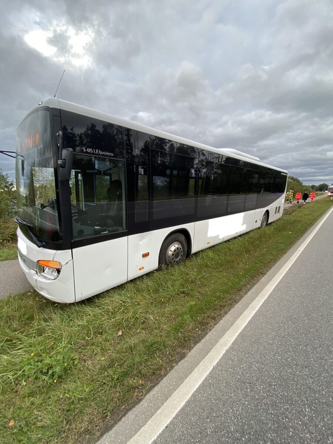 Schwandorf. Ein Shuttle-Bus wich am Donnerstagvormittag aus und landete im Graben, ein Passagier wurde leicht verletzt.