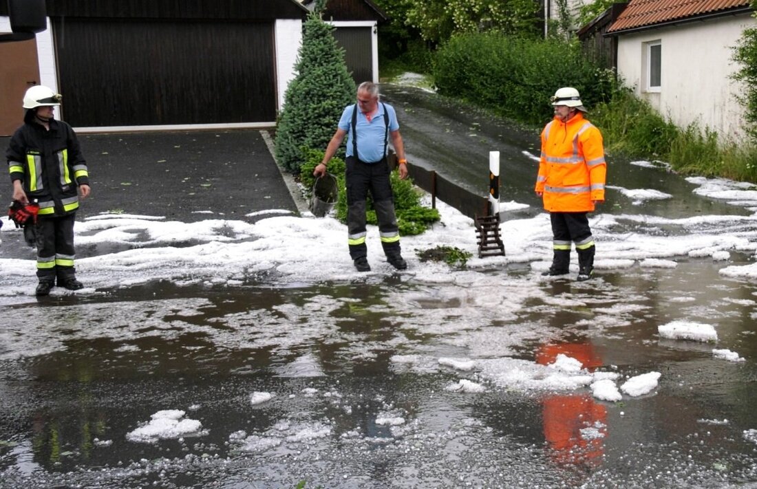 Tirschenreuth. Weiße Hagelberge wie im Winter und heftiger Starkregen: Ein kurzes Unwetter sorgte gestern vor allem im Landkreis Tirschenreuth für Feuerwehr Einsätze.