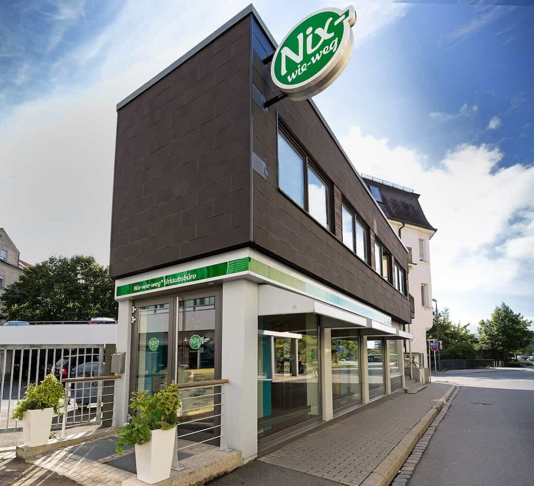 Weiden. Am Kathreinsonntag, dem 23. November 2025, öffnet das Urlaubsbüro von Nix-wie-weg in der Leibnizstraße in Weiden von 13 bis 18 Uhr. Es gibt persönliche Reiseberatung von echten Urlaubsexperten und wärmenden Glühwein.