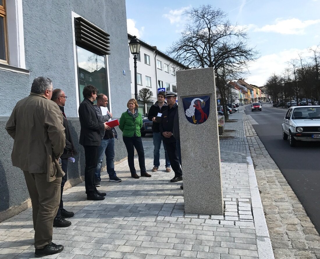 Vohenstrauß. Willkommene Geschwindigkeitsbremse oder unzumutbares Verkehrshindernis? Die neue Verengung der Bahnhofstraße auf Höhe der Post führt zeitweise zu einem Stau  Richtung stadteinwärts, wenn Autos direkt vor dem Postgebäude geparkt werden. [&hellip;]