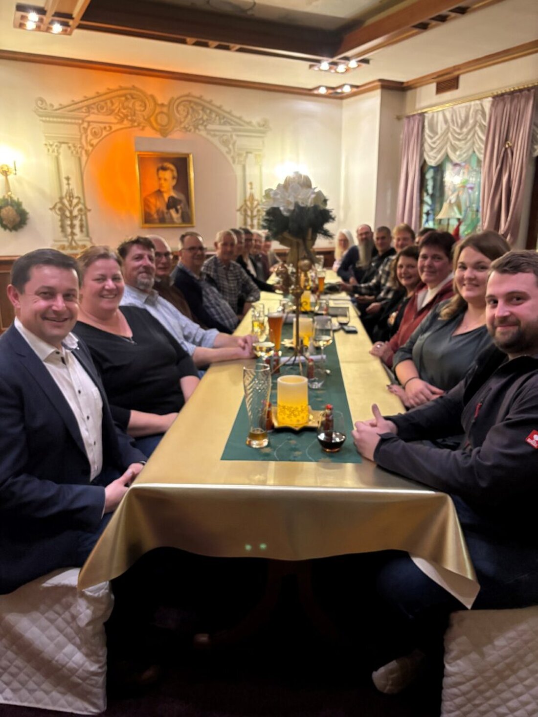 Weiden. Die VBB-Standortgruppe Nordoberpfalz feierte im Hotel zur Heimat ihre Weihnachtsfeier mit Ehrungen langjähriger Mitglieder. Vorsitzender Stephan Gollwitzer sprach über Standortentwicklung und die Rolle der Verwaltung.