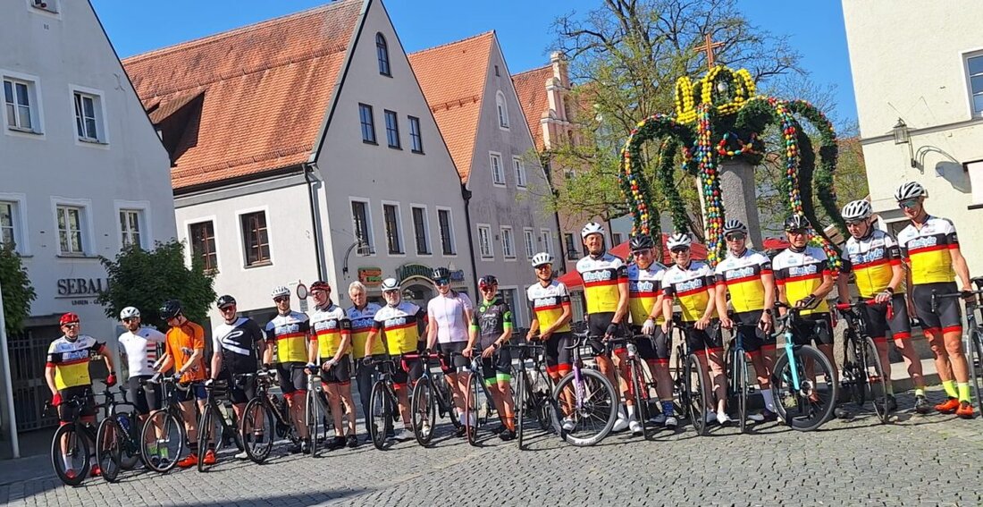 Weiden. Der VC Corona Weiden beginnt die Fahrradsaison am Tag der Arbeit mit einer 100 Kilometer langen Rennradtour, begeistert insgesamt 20 Mitglieder. Die Saison 2025 verspricht mit wöchentlichen Trainings und Gastfahrern eine abwechslungsreiche Zeit.