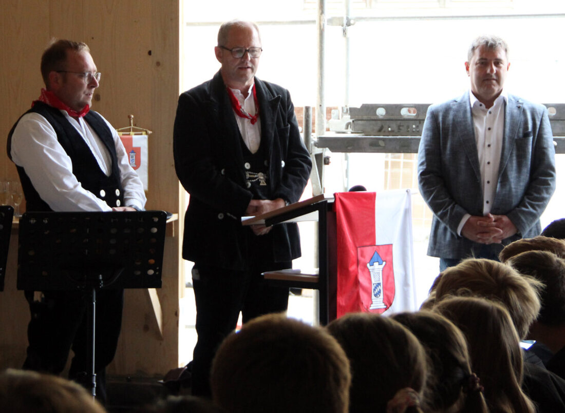 Kirchenthumbach. Die offene Ganztagsschule (OGTS) in Kirchenthumbach wächst nicht nur in ihren Mauern – sie wächst auch in ihrer Bedeutung für die Schulgemeinschaft. Letzte Woche wurde das Richtfest für den Neubau der Ganztagsbetreuung gefeiert – und mit ihm ein wichtiger Schritt in die Zukunft.