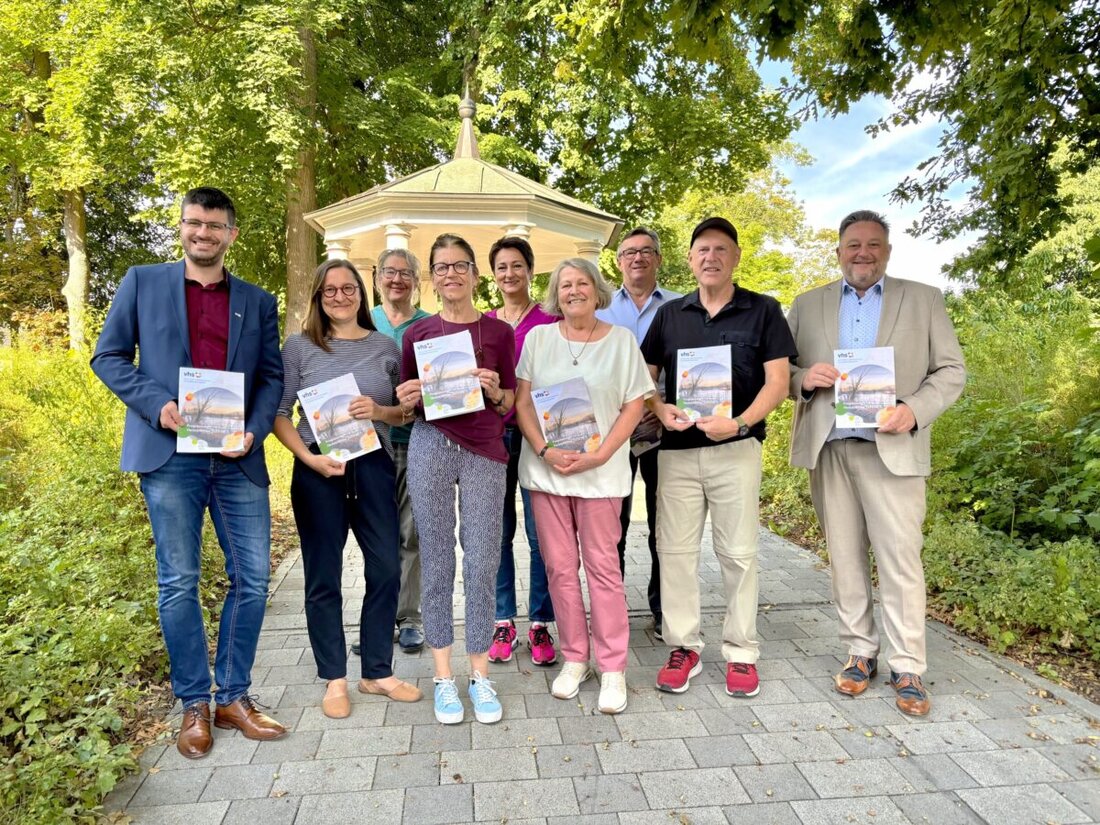 Teublitz. In der ersten Septemberwoche liegt es wieder in den Briefkästen und an öffentlichen Stellen: das neue vhs-Programmheft für den Herbst und Winter 2025/26. Auf zahlreichen Seiten bündelt es rund 700 Termine und damit die Vielfalt der Volkshochschulen im Städtedreieck und im Landkreis Schwandorf – von bewährten Kursen über aktuelle Vorträge bis hin zu besonderen Exkursionen.