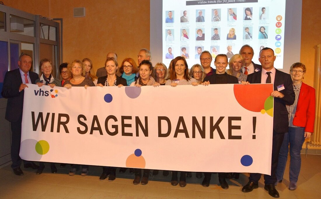 Weiden. Die „Volkshochschule (vhs) Weiden-Neustadt gGmbH“ feierte ihren 70. Geburtstag. Stefan Frischholz, der vhs-Geschäftsführer, begrüßte in der vollbesetzten Aula die zahlreichen, geladenen Gäste und seine Mitarbeiter, einschließlich aller ehemaligen wie [&hellip;]